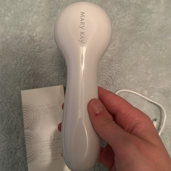 Mary Kay facial cleaner with 2 new heads - Picture 2 of 3